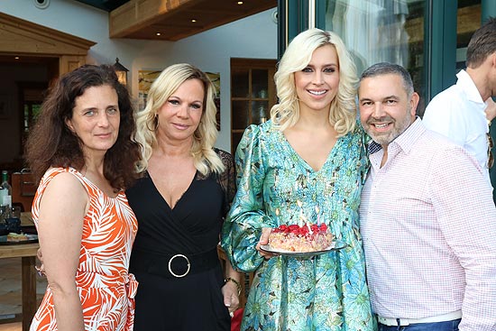 Grünwalder Einkehr Wirtin Arabella Schörghuber, Birgit Fischer-Höper ("Munich Connexxxions"), Verena Kerth, die an dem Abend Geburtstag feierte, Pedro da Silva (Connections PR) beim La Dolce Vita Grillfest @ Grünwalder Einkehr mit der Fattoria La Vialla am 18.07.2019 (©Foto: Martin Schmitz)